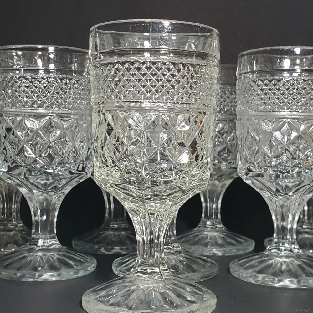 Set of 8 ANCHOR HOCKING Wexford Claret Wine Stemmed Glasses Vintage Drinkware